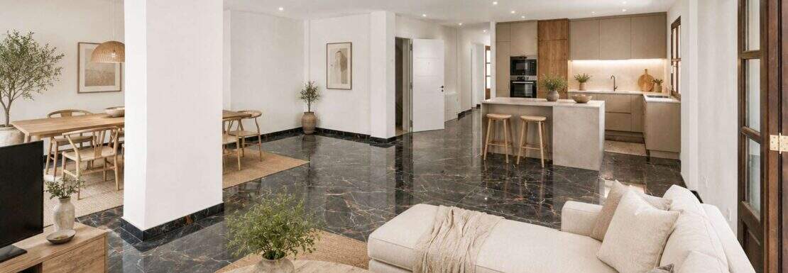 Helles Wohnzimmer mit cremefarbenem Sofa, Marmorböden und offener Küche in moderner Wohnung in Felanitx