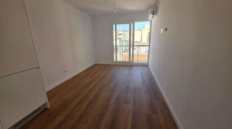 Living room with open kitchen and access to the balcony