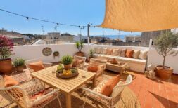 Sonnige Dachterrasse mit Meerblick, Lounge, Essbereich und Olivenbaum in Porto Cristo