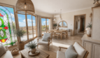Helles Wohnzimmer mit Naturholzmöbeln, Buntglasfenster und Meerblick-Terrasse in Porto Cristo