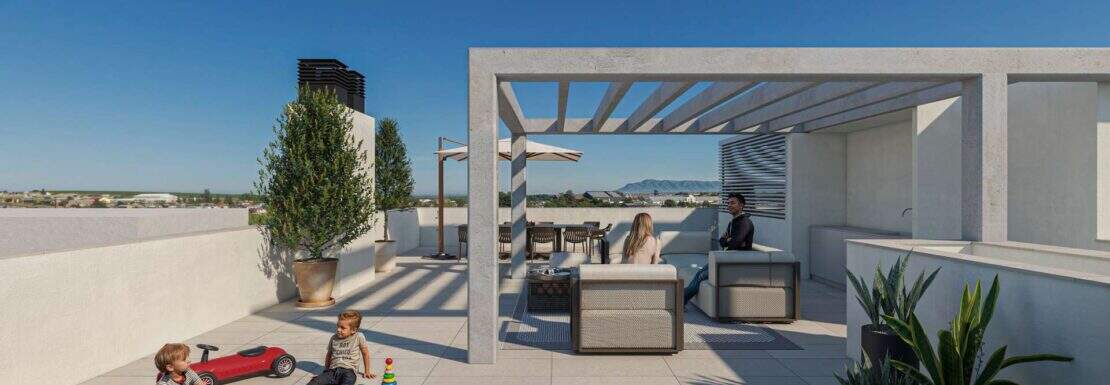 Sonnige Dachterrasse des Penthouse Porto Cristo mit Pergola, Lounge, Küche und spielenden Kindern