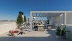 Moderne Dachterrasse des Penthouses in Porto Cristo mit Pergola, Loungebereich und spielenden Kindern unter blauem Himmel.