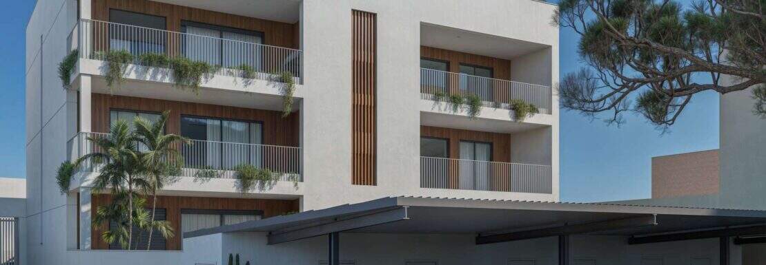 Modernes Mehrfamilienhaus in Porto Cristo mit Balkonen, Holzverkleidung und überdachtem Außenparkplatz