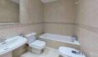 Helles Badezimmer mit Badewanne, WC, Bidet und Waschbecken in der Maisonette in Porto Cristo