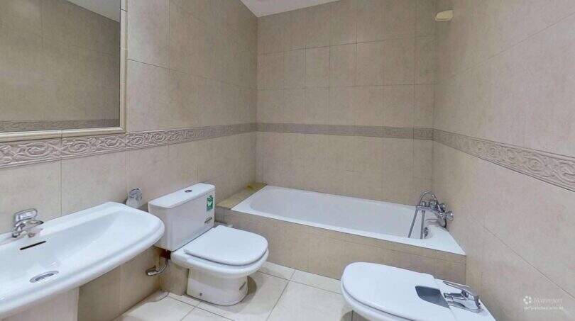 Helles Badezimmer mit Badewanne, WC, Bidet und Waschbecken in der Maisonette in Porto Cristo