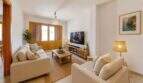 Helles Wohnzimmer der Maisonette in Porto Cristo mit Sofas, TV-Möbel und Holztüren zum Balkon