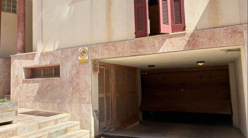 Garageneinfahrt mit Holztor an Maisonette in Porto Cristo, Marmorfassade, Fensterläden, Treppe zum Eingang