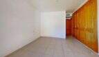 Leeres Schlafzimmer mit Einbauschrank aus Holz und Fliesenboden in Maisonette Porto Cristo