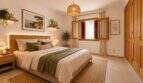 Helles Schlafzimmer der Maisonette in Porto Cristo mit Holzmöbeln, Naturmaterialien und mediterranem Flair