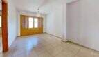 Helles, leeres Wohnzimmer mit Fliesenboden und Holzfenstertüren in Maisonette-Wohnung, Porto Cristo