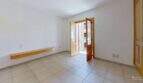 Helles leeres Zimmer mit Fliesenboden, Holztür zum Balkon und Meerblick in Maisonette Porto Cristo