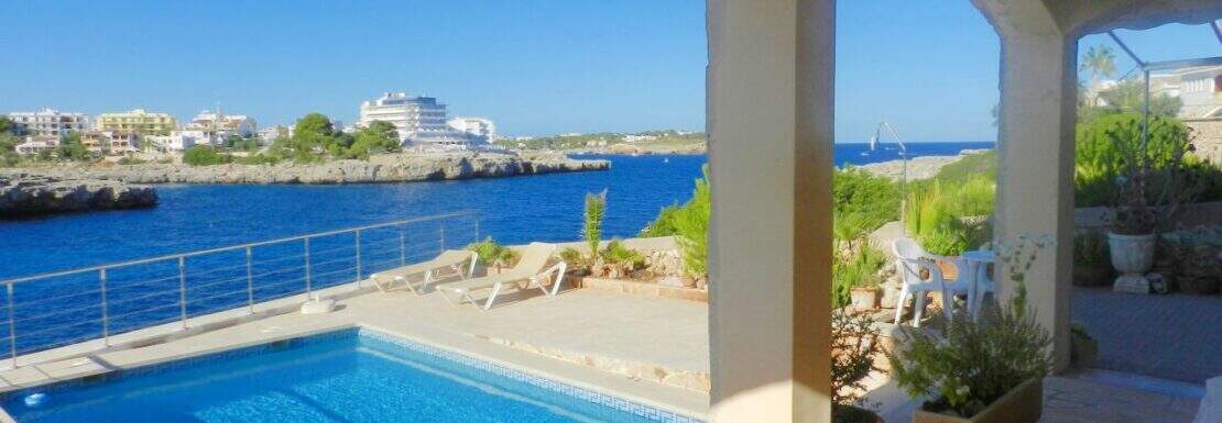 Terrasse mit Pool und Meerblick des Chalets in Portocolom, direkt an der Küste gelegen