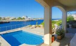 Chalet mit Pool und direktem Meereszugang