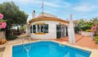 Einfamilienhaus in Cala Murada mit blauem Pool, Terrasse und mediterranem Garten mit Bougainvillea.