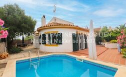 Einfamilienhaus in Cala Murada mit blauem Pool, Terrasse und mediterranem Garten mit Bougainvillea.