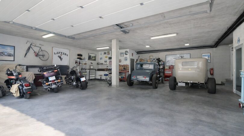 Geräumige Garage mit Oldtimern, Motorrädern und Werkstattbereich im exklusiven Einfamilienhaus in Palma