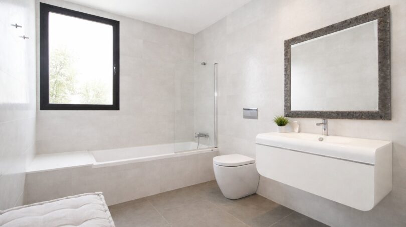 Modernes Badezimmer mit Badewanne, Dusche, WC und schwebender Waschtischeinheit in hellem Design.
