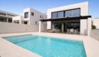 Modernes Einfamilienhaus in Palma de Mallorca mit türkisblauem Pool und überdachter Terrasse mit Loungebereich.