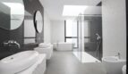 Modernes Badezimmer mit freistehender Wanne, Walk-in-Dusche, Doppelwaschbecken und Skylight.