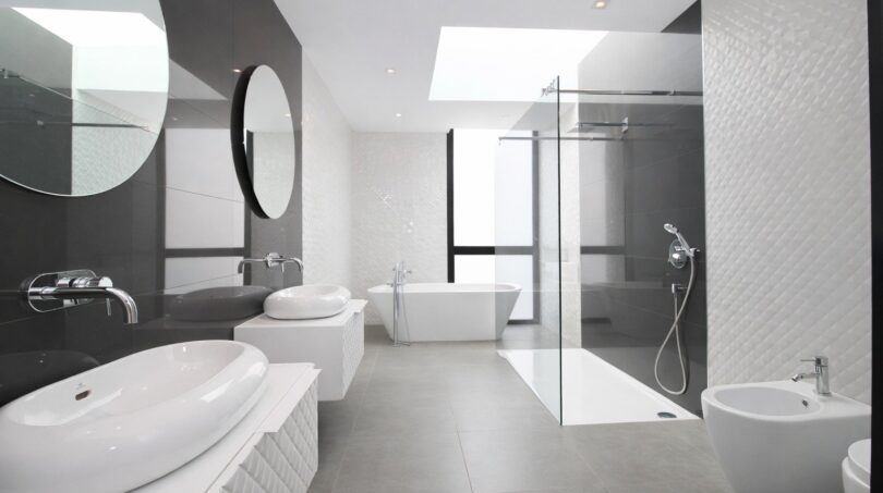 Modernes Badezimmer mit freistehender Wanne, Walk-in-Dusche, Doppelwaschbecken und Skylight.