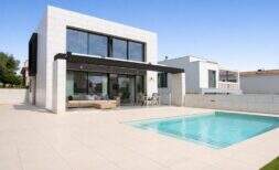 Exklusives Einfamilienhaus mit Pool, großzügiger Raumaufteilung und modernem Wohnkomfort