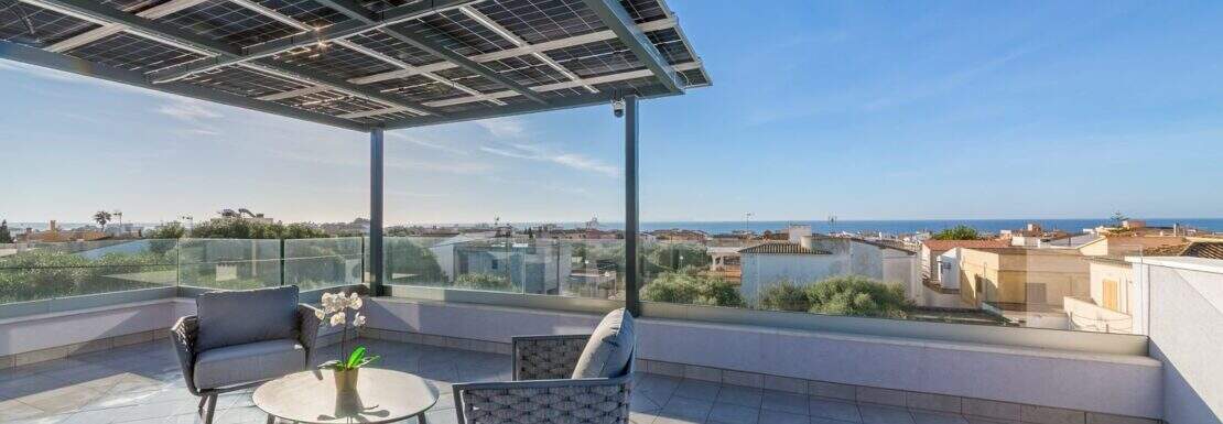 Sonnige Dachterrasse mit Solarpergola, Lounge-Möbeln und Meerblick in Sa Ràpita