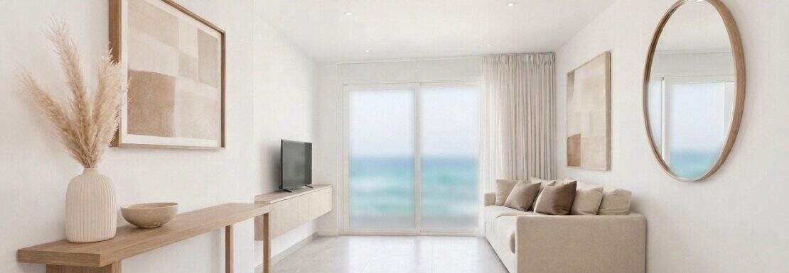 Helles Wohnzimmer mit Meerblick, Designmöbeln in Beige und Holz, Sofa und TV, Palma de Mallorca