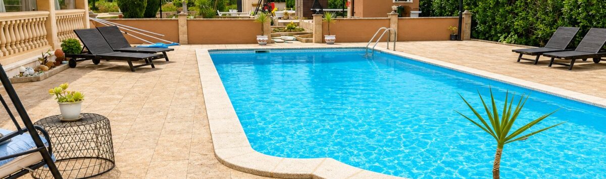 Privater Pool mit Sonnenliegen und Palmen der Finca in Sencelles, umgeben von mediterranem Grün.
