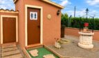 Rustikale Außentoilette mit Miniaturputt-Anlage, Steinbrunnen und mediterranem Flair in Sencelles.