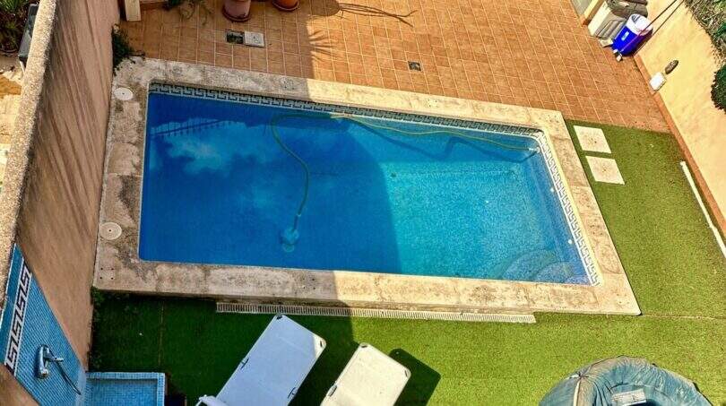 Blick vom Balkon auf den Pool