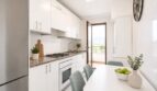 Moderne Küche mit Granit-Arbeitsplatte, Gasherd und direktem Zugang zum Außenbereich
