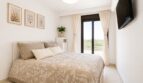 Schlafzimmer mit französischen Glastüren und Panoramafenster zum Balkon