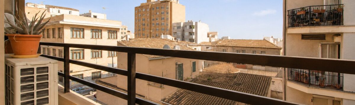 Balkon mit Schutzgeländer und freiem Ausblick auf die Stadtarchitektur