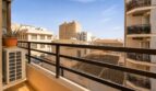 Balkon mit Schutzgeländer und freiem Ausblick auf die Stadtarchitektur