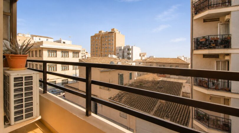 Balkon mit Schutzgeländer und freiem Ausblick auf die Stadtarchitektur