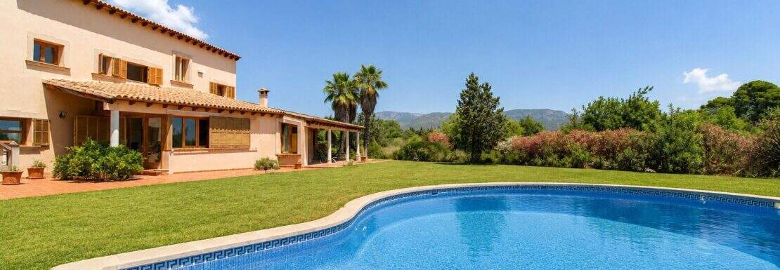 Finca Marratxí: Großer Pool mit Stufeneinstieg, gepflegter Rasen und mediterranes Landhaus mit Palmengarten