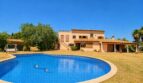 Finca in Marratxí: Außenansicht mit ovalem Pool, mediterranem Haupthaus und gepflegtem Garten.
