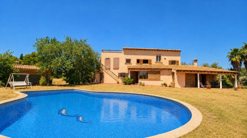 Finca in Marratxí: Außenansicht mit ovalem Pool, mediterranem Haupthaus und gepflegtem Garten.
