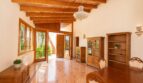 Helles Wohnzimmer der Finca Marratxí mit Holzbalkendecke, Marmorboden und Kristalllüster