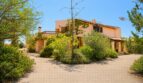 Außenansicht der Finca in Marratxí mit mediterraner Fassade, Balkon, Veranda und üppigem Grün.