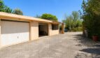 Geräumiger Carport mit Garage der Finca in Marratxí, großer Vorplatz, mediterraner Baustil