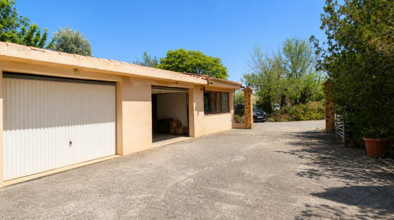 Geräumiger Carport mit Garage der Finca in Marratxí, großer Vorplatz, mediterraner Baustil
