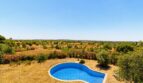 Nierenförmiger Pool der Finca in Marratxí mit Panoramablick über mediterrane Landschaft und Olivenhaine.