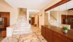 Eleganter Eingangsbereich der Finca in Marratxí mit Marmortreppe, Marmorboden und hochwertigen Holzmöbeln