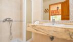 Badezimmer der Finca Marratxí mit Marmor-Waschtisch, Dusche und Fliesenspiegel in mediterranem Stil