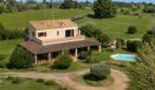 Vista aérea de una finca mallorquina en Lloseta con piscina, veranda y paisaje verde.