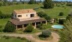 Luftaufnahme einer mallorquinischen Finca in Lloseta mit Pool, Terrasse und grüner Landschaft.