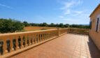 Amplia terraza en la azotea de la finca en Lloseta con balaustrada y vista panorámica del paisaje mallorquín