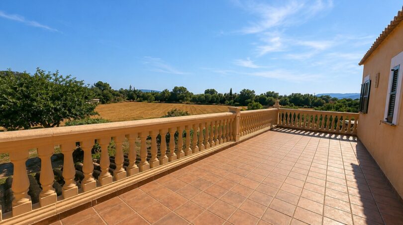 Amplia terraza en la azotea de la finca en Lloseta con balaustrada y vista panorámica del paisaje mallorquín