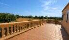 Geräumige Terrasse mit Balustrade und Panoramablick auf Felder und Hügel der mallorquinischen Finca in Lloseta